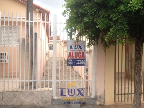 Casa de Fundos – Vila Ideal (Locação)